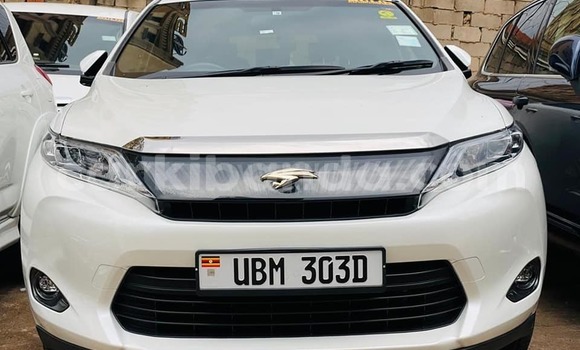 Gura Yakoze Toyota Harrier White Imodoka i Kampala mu Uganda