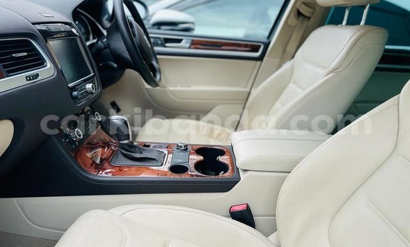 Acheter Occasion Voiture Toyota Harrier Blanc à Kampala, Ouganda Acheter Occasion Voiture Toyota Harrier Blanc à Kampala, Ouganda