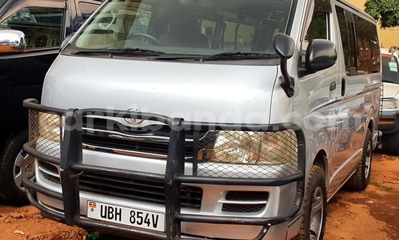 Gura Yakoze Toyota Hiace Silver Imodoka i Kampala mu Uganda