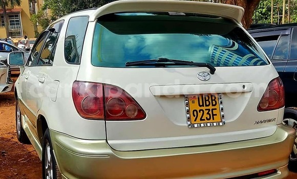 Gura Yakoze Toyota Harrier Beige Imodoka i Kampala mu Uganda Gura Yakoze Toyota Harrier Beige Imodoka i Kampala mu Uganda