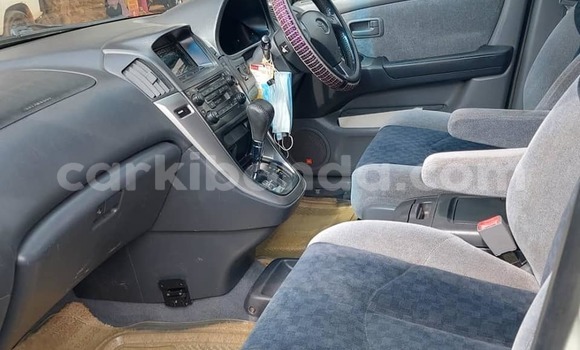 Gura Yakoze Toyota Harrier Beige Imodoka i Kampala mu Uganda Gura Yakoze Toyota Harrier Beige Imodoka i Kampala mu Uganda