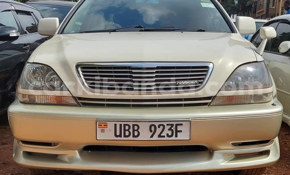 Gura Yakoze Toyota Harrier Beige Imodoka i Kampala mu Uganda Gura Yakoze Toyota Harrier Beige Imodoka i Kampala mu Uganda