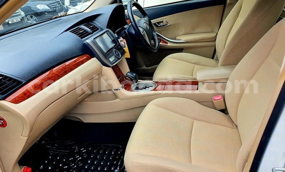 Gura Yakoze Toyota Premio White Imodoka i Kampala mu Uganda Gura Yakoze Toyota Premio White Imodoka i Kampala mu Uganda