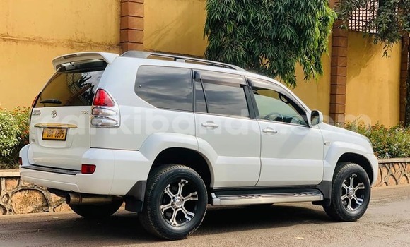 Gura Yakoze Toyota Land Cruiser Prado White Imodoka i Kampala mu Uganda
