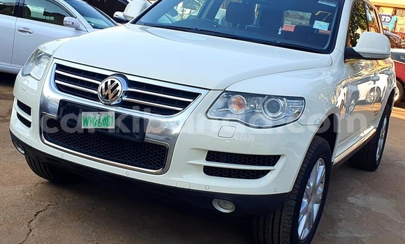 Gura Yakoze Volkswagen Touareg White Imodoka i Kampala mu Uganda Gura Yakoze Volkswagen Touareg White Imodoka i Kampala mu Uganda