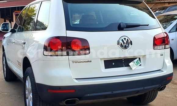 Gura Yakoze Volkswagen Touareg White Imodoka i Kampala mu Uganda Gura Yakoze Volkswagen Touareg White Imodoka i Kampala mu Uganda
