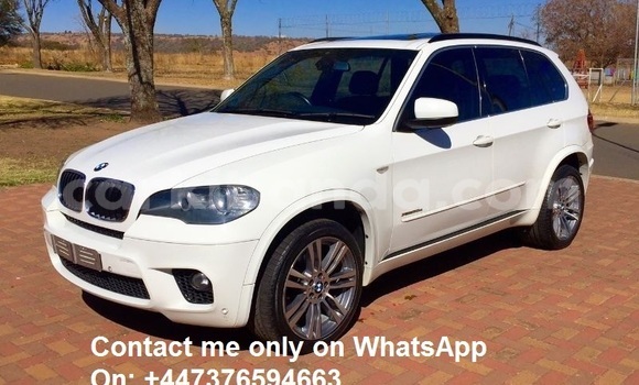 Nunua Ilio tumika BMW X5 Nyeupe Gari ndani ya Kampala nchini Uganda
