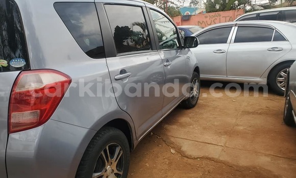 Acheter Occasion Voiture Toyota Ractis Bleu à Kampala, Ouganda Acheter Occasion Voiture Toyota Ractis Bleu à Kampala, Ouganda