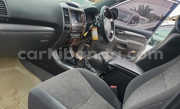 Acheter Occasion Voiture Toyota Land Cruiser Prado Gris à Kampala, Ouganda Acheter Occasion Voiture Toyota Land Cruiser Prado Gris à Kampala, Ouganda