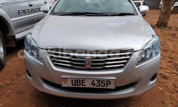 Gura Yakoze Toyota Premio Silver Imodoka i Kampala mu Uganda