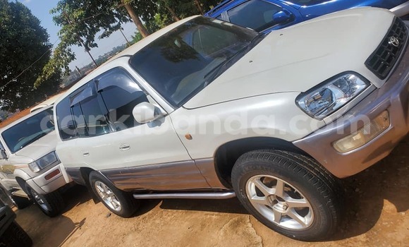 Acheter Occasion Voiture Toyota RAV4 Blanc à Kampala, Ouganda Acheter Occasion Voiture Toyota RAV4 Blanc à Kampala, Ouganda