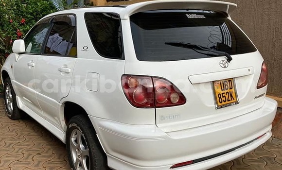 Acheter Occasion Voiture Toyota Harrier Blanc à Kampala, Ouganda Acheter Occasion Voiture Toyota Harrier Blanc à Kampala, Ouganda
