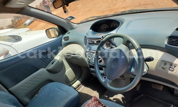 Acheter Occasion Voiture Toyota FunCargo Vert à Kampala, Ouganda Acheter Occasion Voiture Toyota FunCargo Vert à Kampala, Ouganda