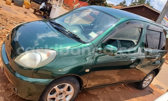 Acheter Occasion Voiture Toyota FunCargo Vert à Kampala, Ouganda Acheter Occasion Voiture Toyota FunCargo Vert à Kampala, Ouganda