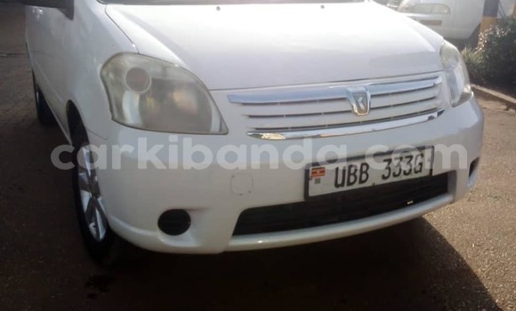 Nunua Ilio tumika Toyota Raum Nyeupe Gari ndani ya Kampala nchini Uganda