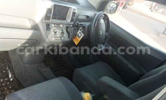 Acheter Occasion Voiture Toyota Raum Blanc à Kampala, Ouganda Acheter Occasion Voiture Toyota Raum Blanc à Kampala, Ouganda