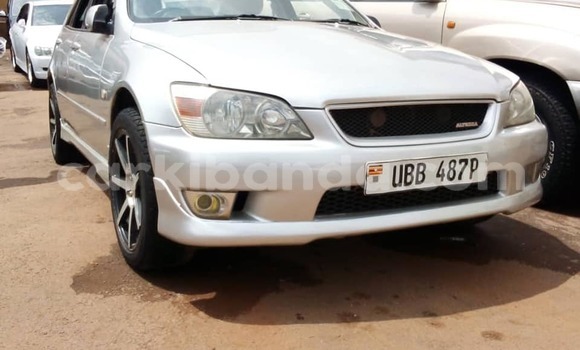 Gura Yakoze Toyota Altezza Silver Imodoka i Kampala mu Uganda