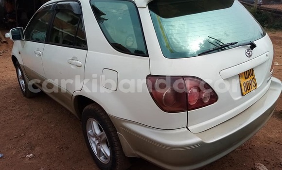 Acheter Occasion Voiture Toyota Harrier Blanc à Kampala, Ouganda Acheter Occasion Voiture Toyota Harrier Blanc à Kampala, Ouganda