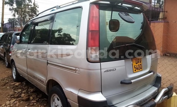 Acheter Occasion Voiture Toyota Noah Gris à Kampala, Ouganda Acheter Occasion Voiture Toyota Noah Gris à Kampala, Ouganda