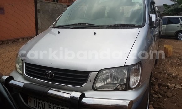 Acheter Occasion Voiture Toyota Noah Gris à Kampala, Ouganda Acheter Occasion Voiture Toyota Noah Gris à Kampala, Ouganda