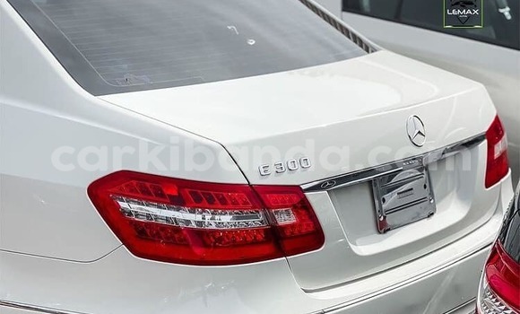Acheter Occasion Voiture Mercedes‒Benz E–Class Blanc à Kampala, Ouganda Acheter Occasion Voiture Mercedes‒Benz E–Class Blanc à Kampala, Ouganda