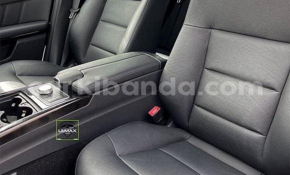 Acheter Occasion Voiture Mercedes‒Benz E–Class Blanc à Kampala, Ouganda Acheter Occasion Voiture Mercedes‒Benz E–Class Blanc à Kampala, Ouganda