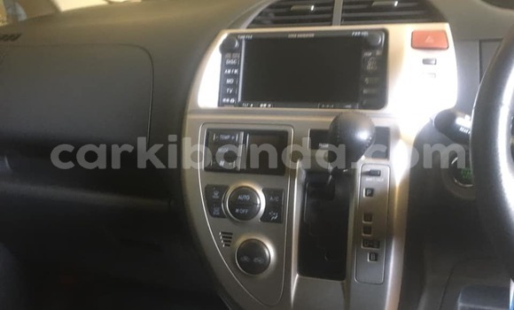 Acheter Occasion Voiture Toyota Ractis Blanc à Kampala, Ouganda Acheter Occasion Voiture Toyota Ractis Blanc à Kampala, Ouganda