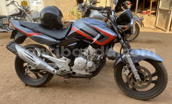 Gura Yakoze Yamaha YZF Black Bike i Kampala mu Uganda