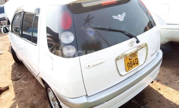 Acheter Occasion Voiture Toyota Raum Blanc à Kampala, Ouganda Acheter Occasion Voiture Toyota Raum Blanc à Kampala, Ouganda
