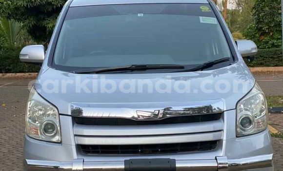 Nunua Ilio tumika Toyota Noah Fedha Gari ndani ya Kampala nchini Uganda