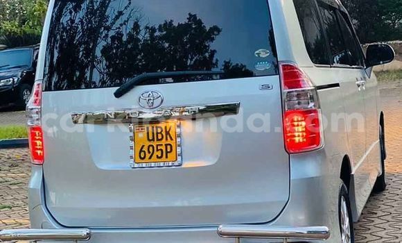 Gura Yakoze Toyota Noah Silver Imodoka i Kampala mu Uganda Gura Yakoze Toyota Noah Silver Imodoka i Kampala mu Uganda