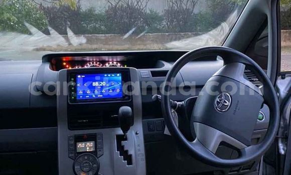 Gura Yakoze Toyota Noah Silver Imodoka i Kampala mu Uganda Gura Yakoze Toyota Noah Silver Imodoka i Kampala mu Uganda