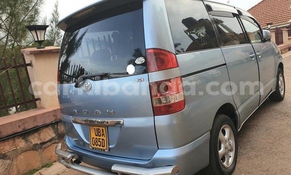 Gura Yakoze Toyota Noah Blue Imodoka i Kampala mu Uganda Gura Yakoze Toyota Noah Blue Imodoka i Kampala mu Uganda