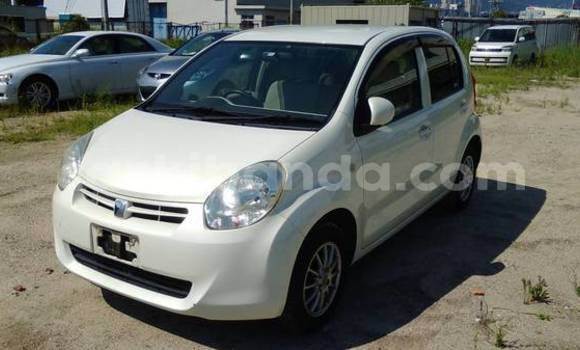 Nunua Ilio tumika Toyota Passo Nyeupe Gari ndani ya Kampala nchini Uganda