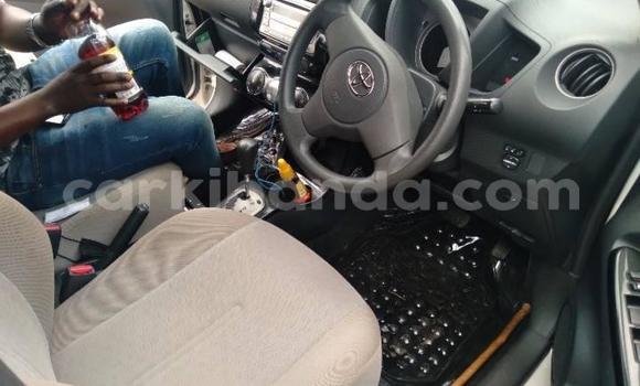 Acheter Occasion Voiture Toyota IST Blanc à Kampala, Ouganda Acheter Occasion Voiture Toyota IST Blanc à Kampala, Ouganda