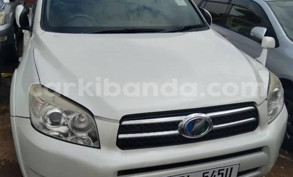 Nunua Ilio tumika Toyota RAV4 Nyeupe Gari ndani ya Kampala nchini Uganda