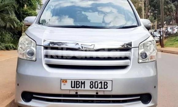 Gura Yakoze Toyota Noah Silver Imodoka i Kampala mu Uganda