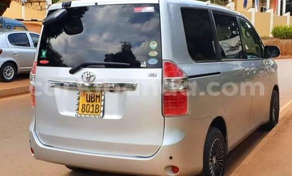 Acheter Occasion Voiture Toyota Noah Gris à Kampala, Ouganda Acheter Occasion Voiture Toyota Noah Gris à Kampala, Ouganda