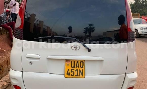 Acheter Occasion Voiture Toyota FunCargo Blanc à Kampala, Ouganda Acheter Occasion Voiture Toyota FunCargo Blanc à Kampala, Ouganda