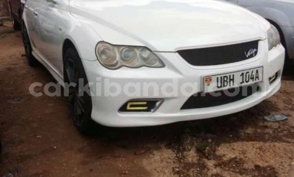 Nunua Ilio tumika Toyota Mark X Nyeupe Gari ndani ya Kampala nchini Uganda