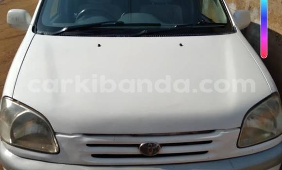 Nunua Ilio tumika Toyota Raum Nyeupe Gari ndani ya Kampala nchini Uganda