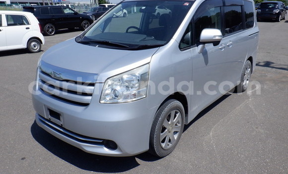 Acheter Occasion Voiture Toyota Noah Gris à Kampala, Ouganda