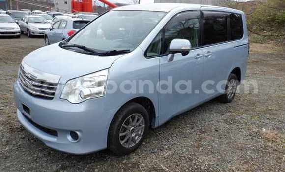Acheter Occasion Voiture Toyota Noah Bleu à Kampala, Ouganda