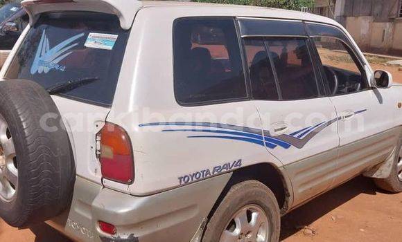 Gura Yakoze Toyota RAV4 White Imodoka i Kampala mu Uganda Gura Yakoze Toyota RAV4 White Imodoka i Kampala mu Uganda