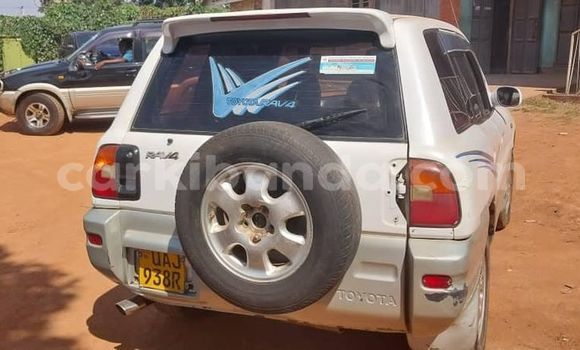 Gura Yakoze Toyota RAV4 White Imodoka i Kampala mu Uganda Gura Yakoze Toyota RAV4 White Imodoka i Kampala mu Uganda