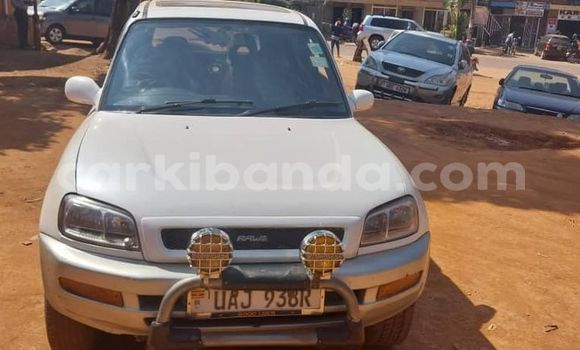 Gura Yakoze Toyota RAV4 White Imodoka i Kampala mu Uganda Gura Yakoze Toyota RAV4 White Imodoka i Kampala mu Uganda