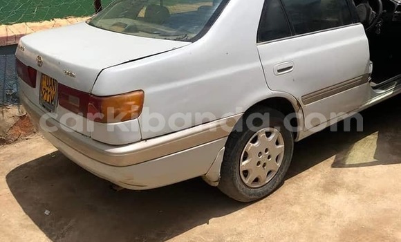 Nunua Ilio tumika Toyota Premio Nyeupe Gari ndani ya Kampala nchini Uganda