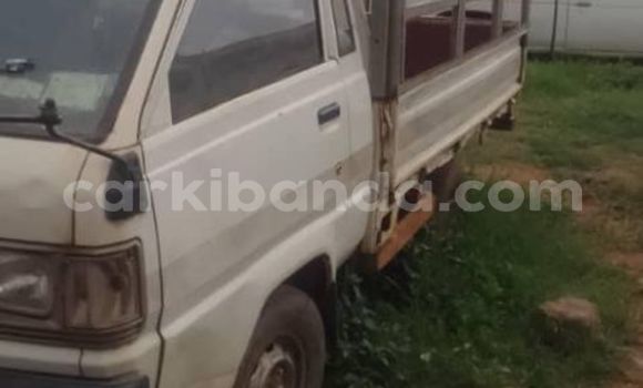 Gura Yakoze Toyota Town Ace White Imodoka i Kampala mu Uganda Gura Yakoze Toyota Town Ace White Imodoka i Kampala mu Uganda