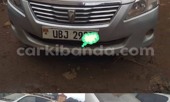 Gura Yakoze Toyota Premio Silver Imodoka i Kampala mu Uganda Gura Yakoze Toyota Premio Silver Imodoka i Kampala mu Uganda