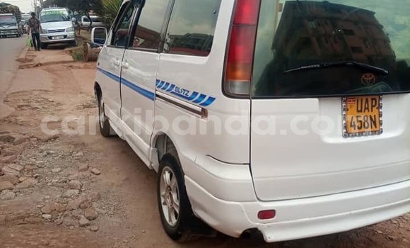 Gura Yakoze Toyota Noah White Imodoka i Kampala mu Uganda Gura Yakoze Toyota Noah White Imodoka i Kampala mu Uganda